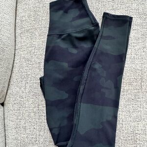 Alo Camo High-Waist Leggings - Dark Green/Black